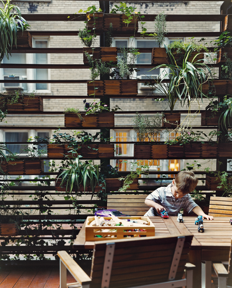 zizmor-house-exterior-plant-wall-portrait