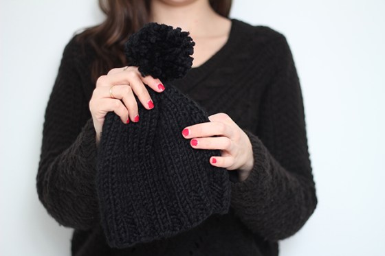 Superkitina gorro tejido negro con pompón