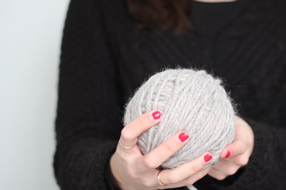 Superkitina tejiendo un jersey gris