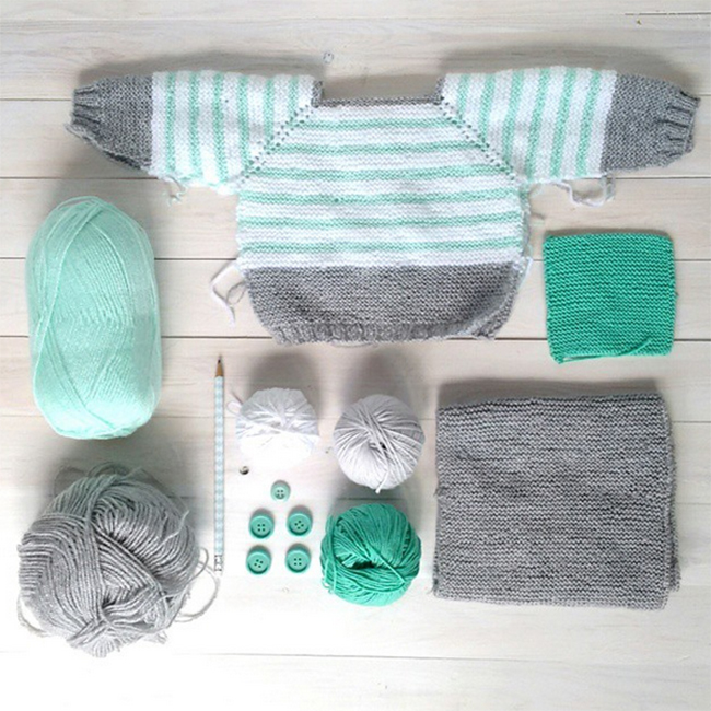 Jersey de bebé. Punto dos agujas. Mint gris y blanco . Superkitina