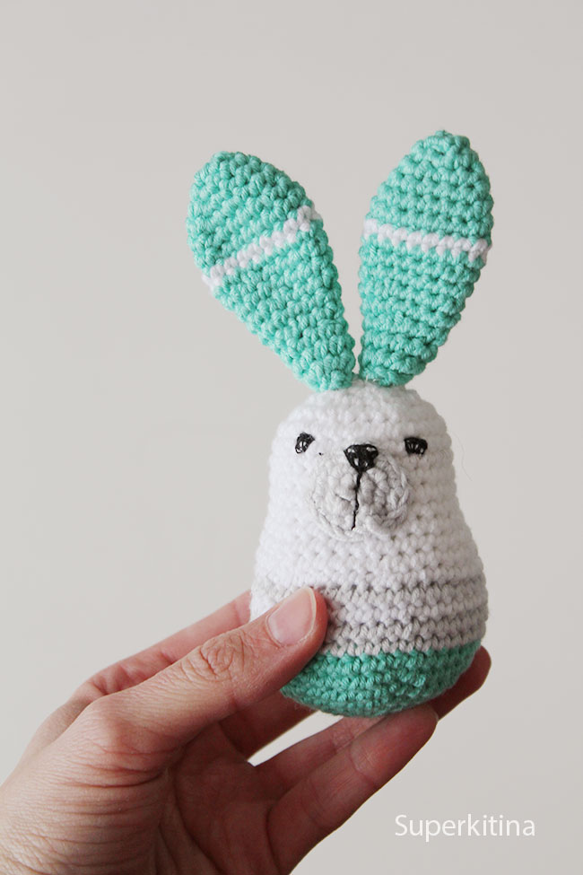 Conejito de crochet. Amigurumi patrón. Superkitina