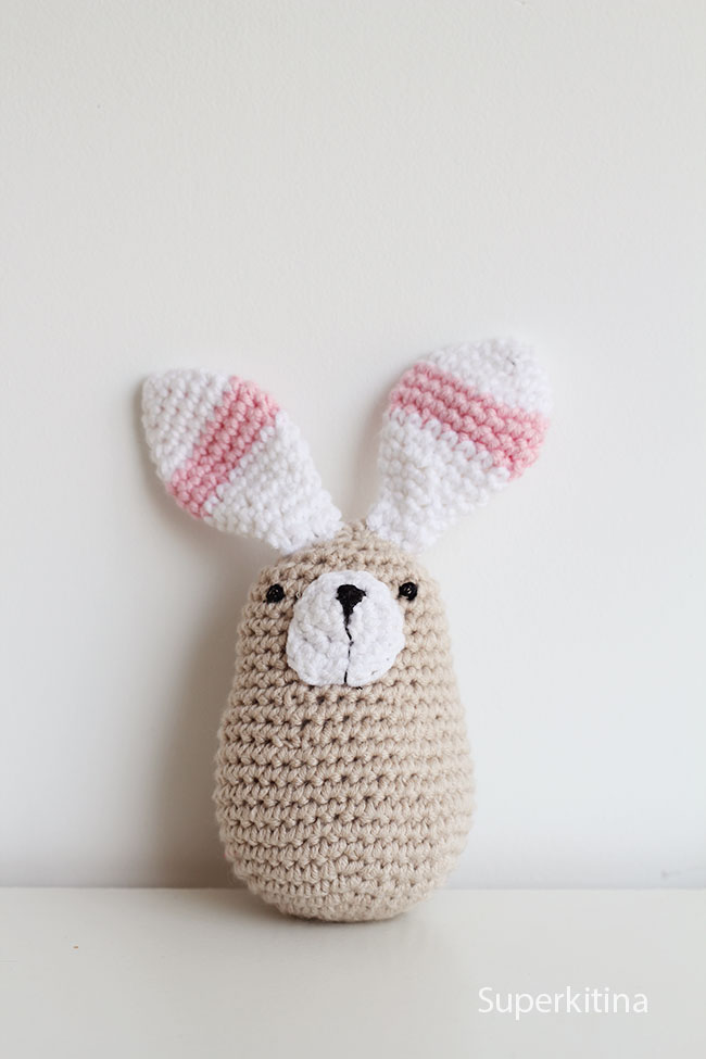 Conejito de crochet. Amigurumi patrón. Superkitina